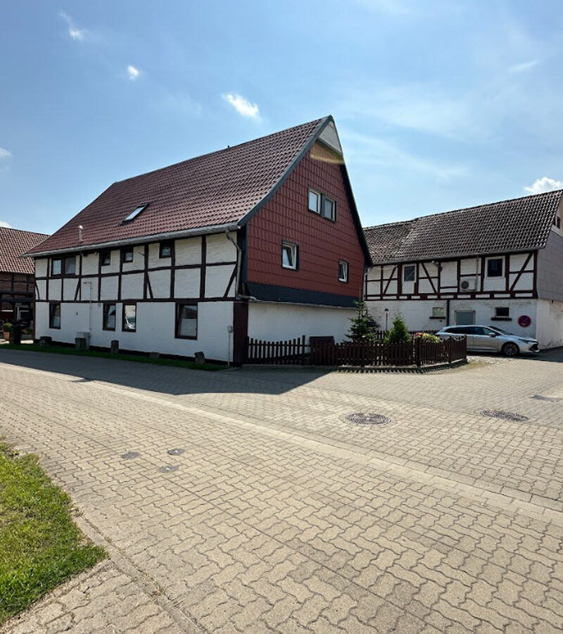 hussein-kelani-scales-architekten-Mehrfamilienhaus-Lager--und-Stallgebaeude-zum-Wohnen-referenz